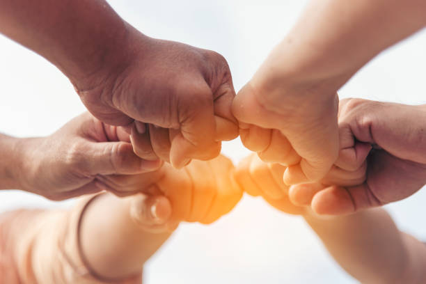 mãos fechadas grupo de trabalho em equipe de pessoas multirraciais reunidas dão as mãos. diversidade pessoas se juntam para capacitar equipes de parceria conectam comunidade de voluntários. diversos parceiros multiétnicos se unem - transparent - fotografias e filmes do acervo