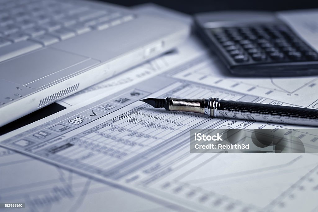 Analisi finanziaria di grafici e documenti - Foto stock royalty-free di Affari