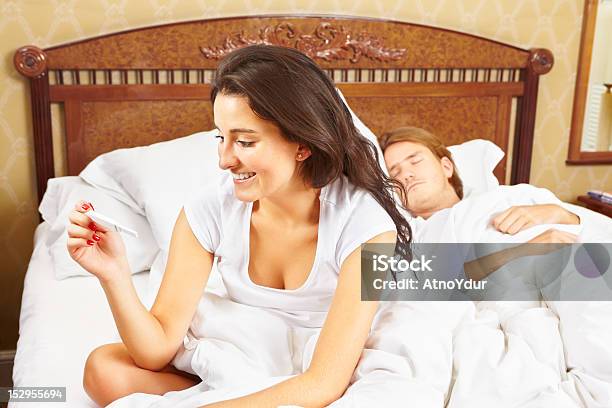 A Gravidez - Fotografias de stock e mais imagens de Adulto - Adulto, Cama, Casal