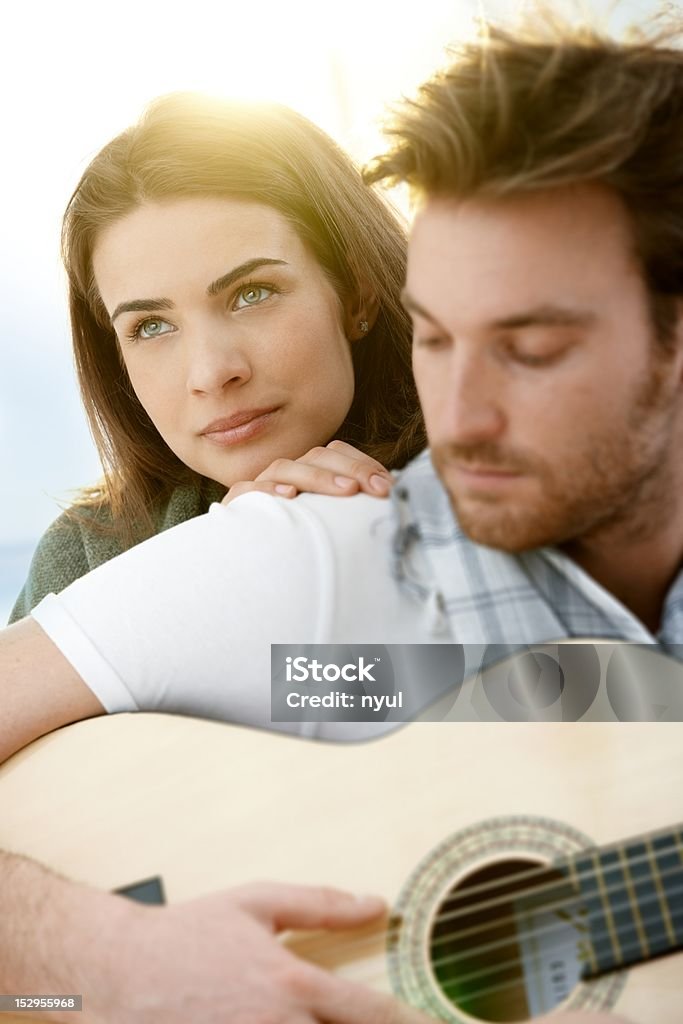 couple romantique détente extérieur ó jouant de la guitare - Photo de 25-29 ans libre de droits