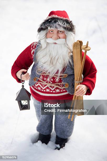 Santa Con Nieve Foto de stock y más banco de imágenes de Agarrar - Agarrar, Aire libre, Barba - Pelo facial