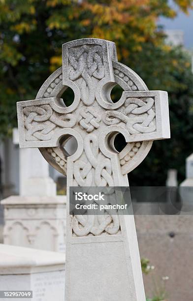Cruz Celta - Fotografias de stock e mais imagens de Antigo - Antigo, Cemitério, Cruz - Forma