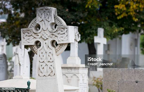 Croce Celtica Nel Cimitero - Fotografie stock e altre immagini di A forma di croce - A forma di croce, Cile, Cimitero