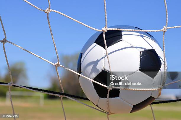 Bola De Futebol Na Baliza - Fotografias de stock e mais imagens de Ao Ar Livre - Ao Ar Livre, Baliza - Equipamento desportivo, Bola
