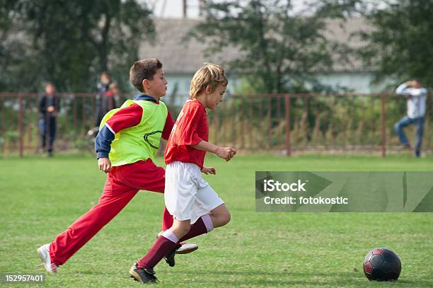 少年キックサッカー - 6歳から7歳のストックフォトや画像を多数ご用意 - 6歳から7歳, 8歳から9歳, ゴールキック