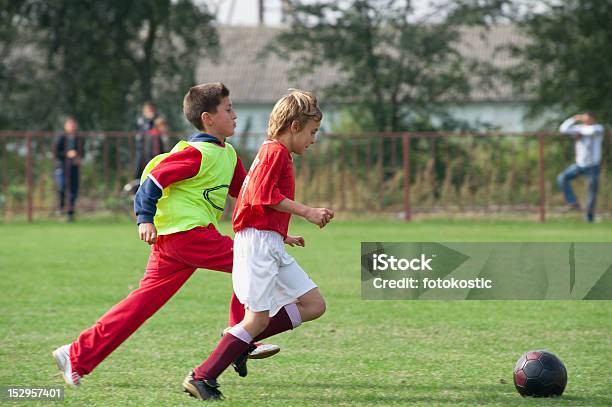 Remate Menino De Futebol - Fotografias de stock e mais imagens de 6-7 Anos - 6-7 Anos, 8-9 Anos, Ao Ar Livre