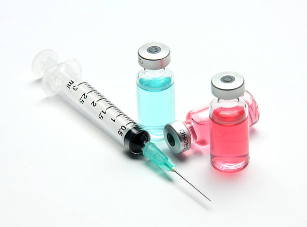 Strzykawka szczepionki powoduje, że zasysa on z butelki – zdjęcie