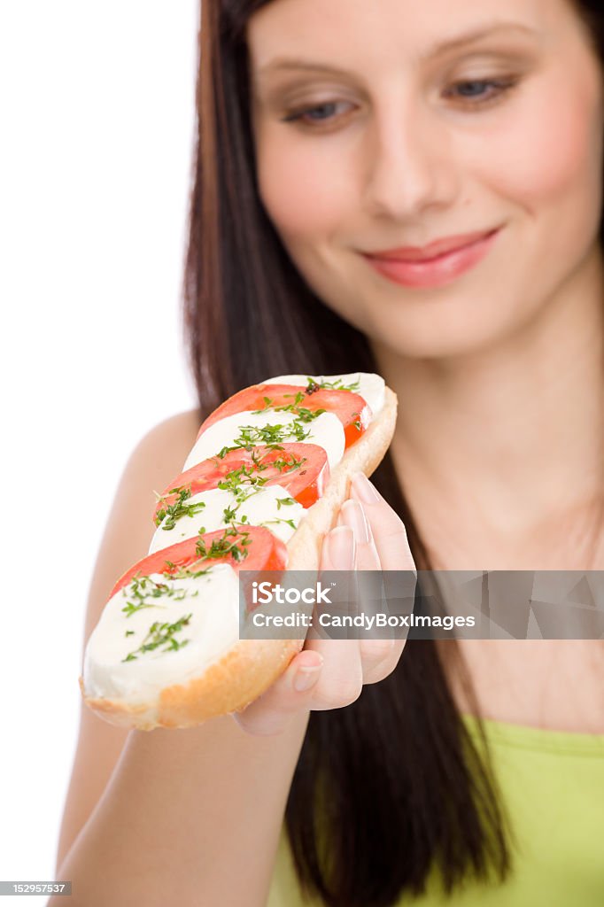 Mode de vie sain-femme appréciez un sandwich à la caprese - Photo de Adulte libre de droits