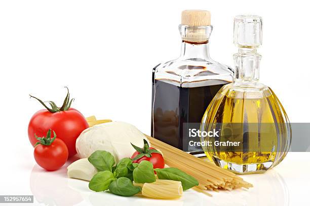Photo libre de droit de Cuisine Italienne Plats banque d'images et plus d'images libres de droit de Aliments et boissons - Aliments et boissons, Basilic, Concentré de tomate