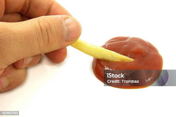 Chip De Ketchup Com As Mãos - Fotografias de stock e mais imagens de Batata Frita - Lanche - Batata Frita - Lanche, Coberto de Chocolate, Alimentação Não-saudável