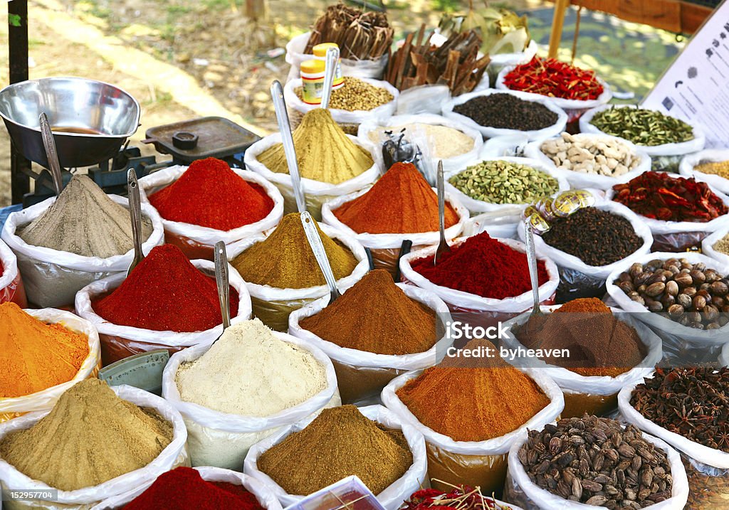 Épices indiennes de poudre colorée - Photo de Marché - Établissement commercial libre de droits