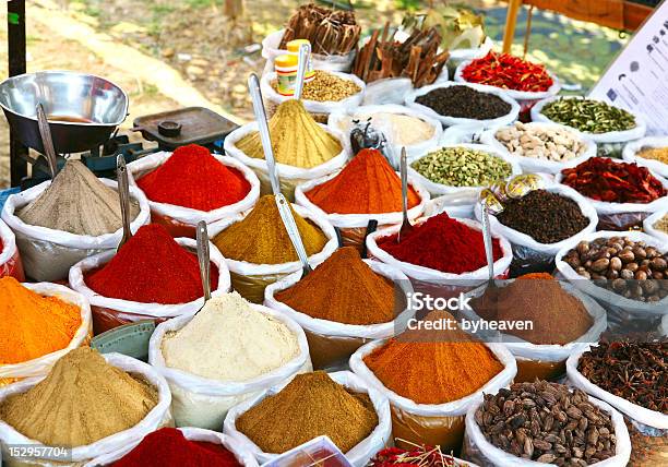 Foto de Indian Cor Temperos Em Pó e mais fotos de stock de Mercado - Espaço de Venda no Varejo - Mercado - Espaço de Venda no Varejo, Condimento - Temperos, Índia