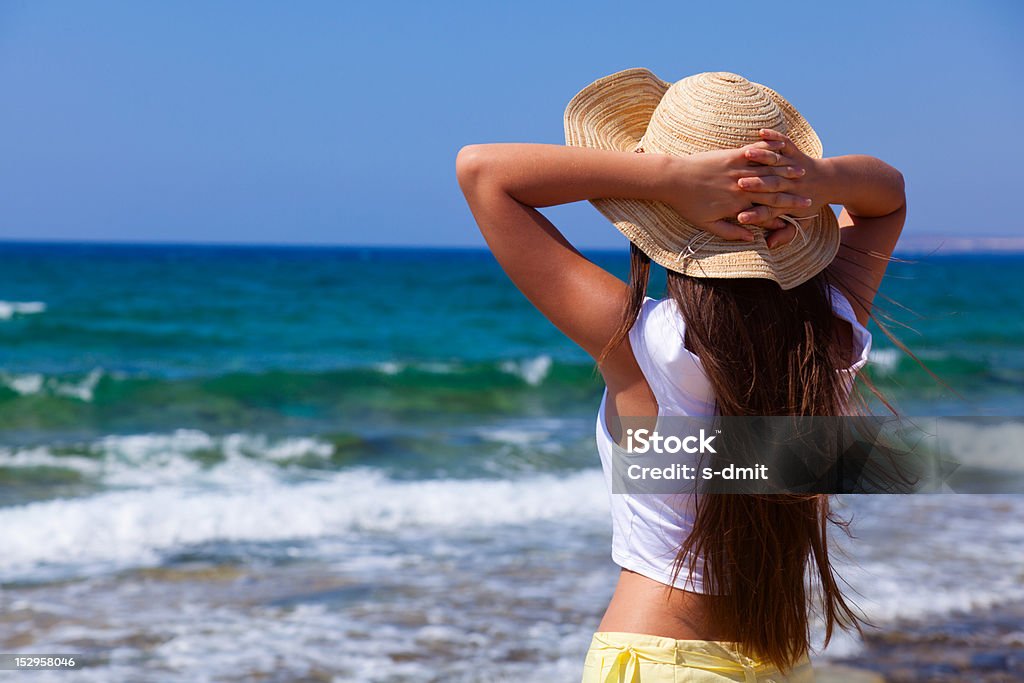 Mulher olhando para o mar - Foto de stock de Adulto royalty-free