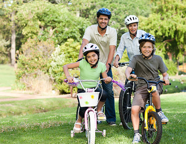 istock Family with their bikes 152958276