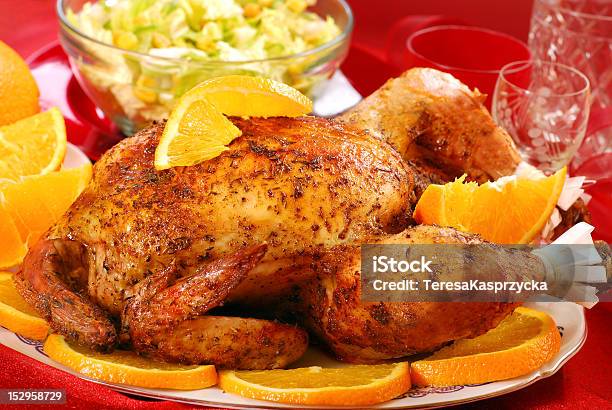 Conjunto De Pollo Asado Con Naranjas Foto de stock y más banco de imágenes de Al horno - Al horno, Alimento, Asado - Alimento cocinado