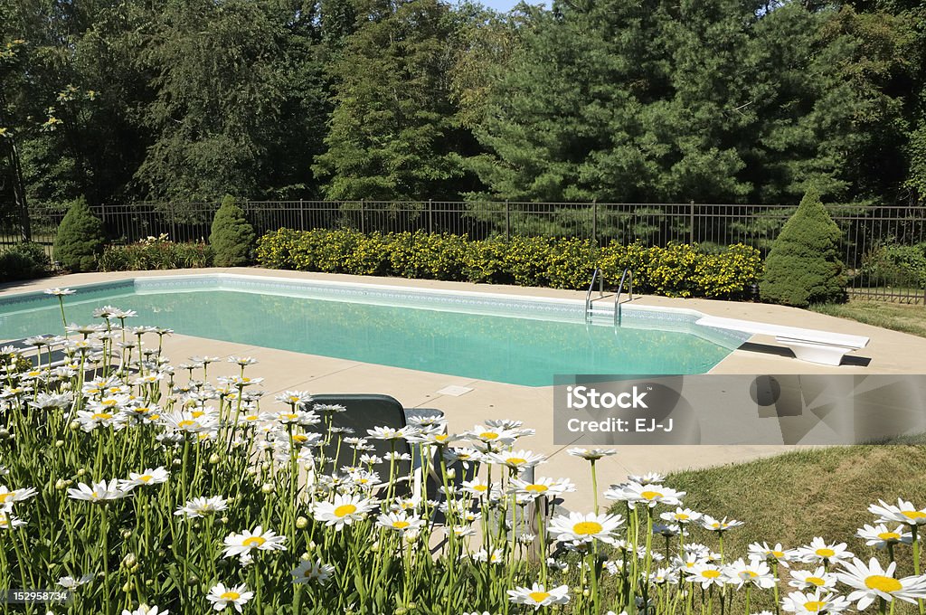 Cortile con piscina - Foto stock royalty-free di Piscina