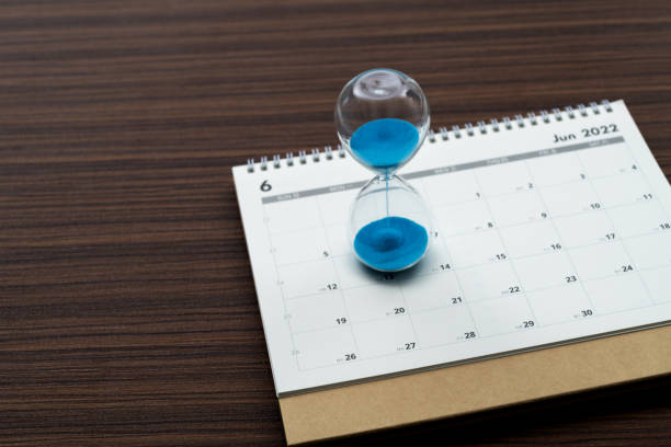 istock Calendar and hourglass on the table 1529589736