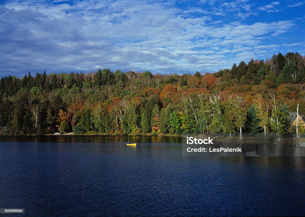 Amarillo canoe en un lago - Foto de stock de Adulto libre de derechos