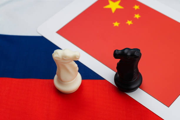 istock Two chess knights on Chinese and Russian flag 1529595913