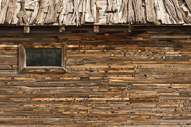 weatherd barn и окна - weatherd стоковые фото и изображения