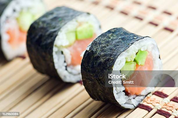 Sushi Foto de stock y más banco de imágenes de Aguacate - Aguacate, Alga Marina, Alimento