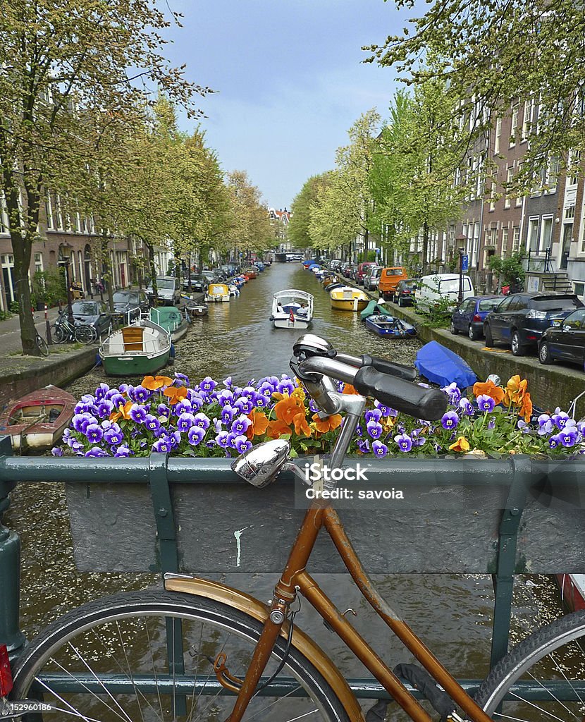 En bicicleta en un puente de Amsterdam - Foto de stock de Agua libre de derechos