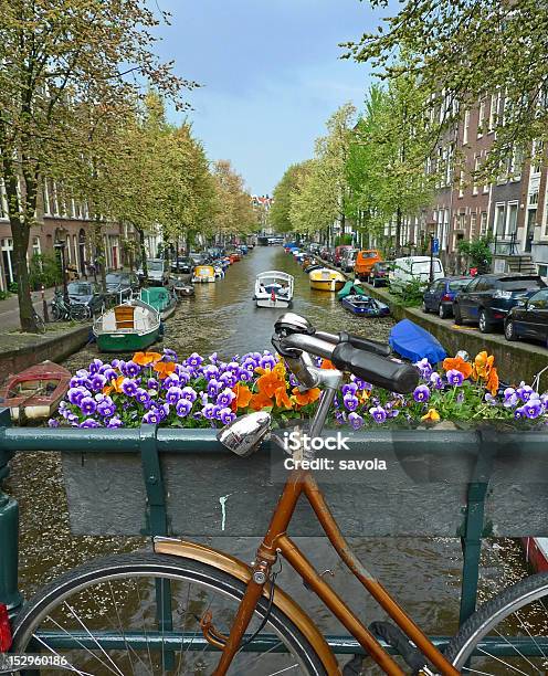 En Bicicleta En Un Puente De Amsterdam Foto de stock y más banco de imágenes de Agua - Agua, Aire libre, Andar en bicicleta