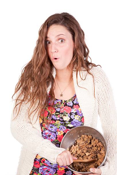 Mujer feliz de agitación masa de galletas - foto de stock