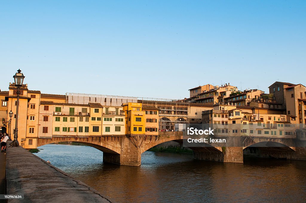 Tłumy turystów wizyty Ponte Vecchio z Florence - Zbiór zdjęć royalty-free (Architektura)