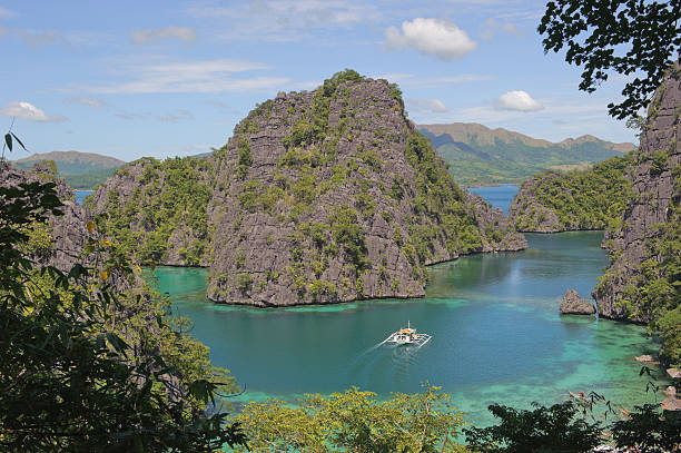 kayangan lake lub blue lagoon, coron island, filipiny - kayangan lake zdjęcia i obrazy z banku zdjęć
