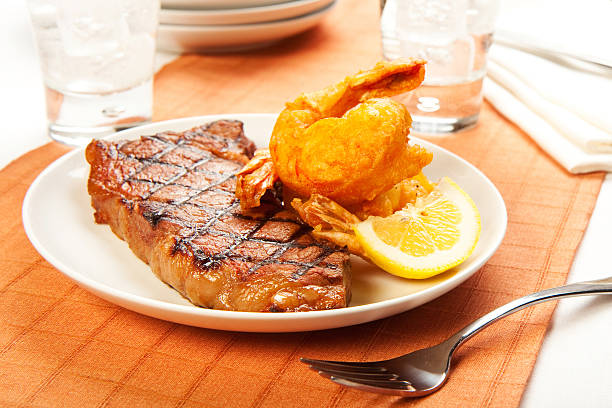 empada de carne e camarão - surf and turf prepared shrimp seafood steak imagens e fotografias de stock