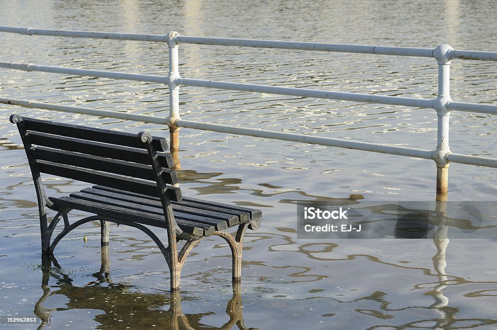 Садовая скамья в наружный вода - Стоковые фото Изменение климата роялти-фри