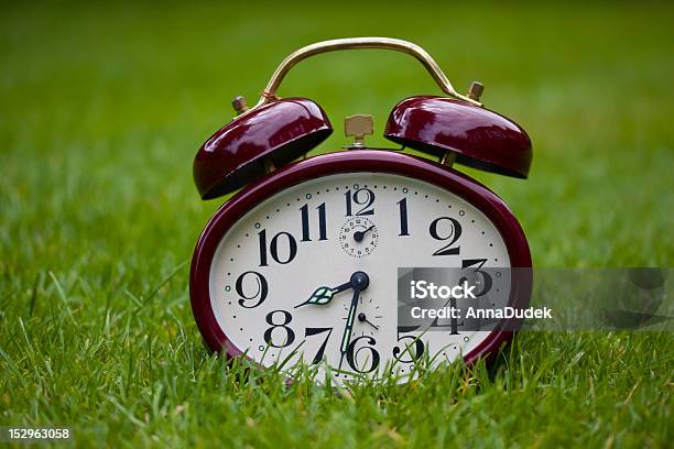 Clock Auf Gras Stockfoto und mehr Bilder von Alt - Alt, Altertümlich, Alterungsprozess