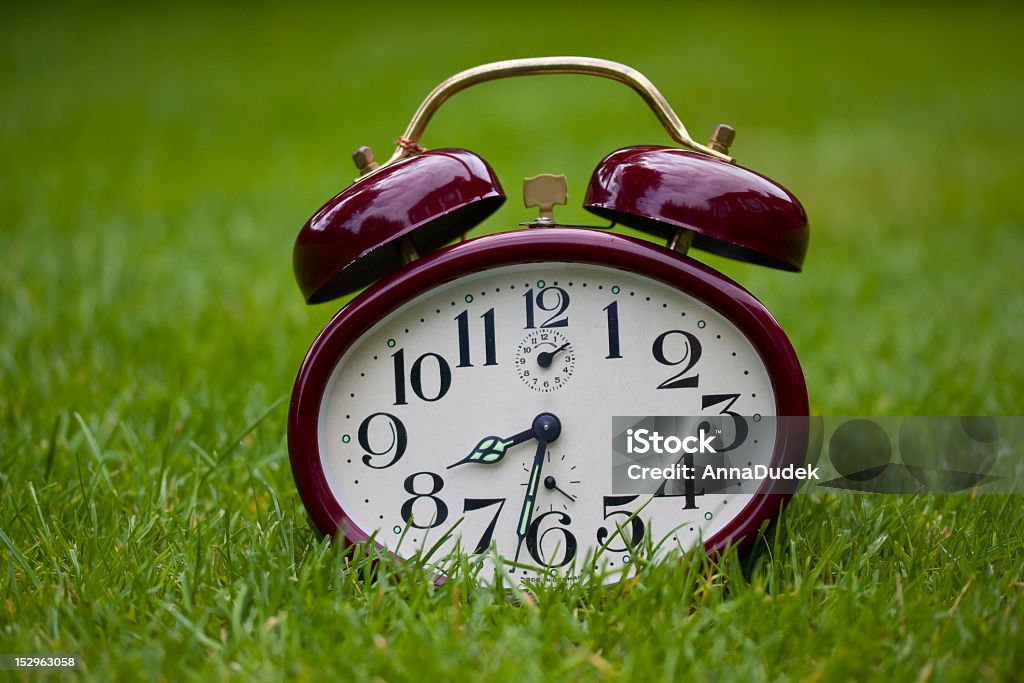 Часы на траве - Стоковые фото Антиквариат роялти-фри