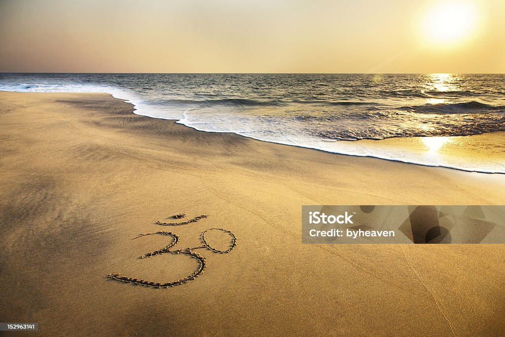 Om-symbol auf den Strand - Lizenzfrei Om-Symbol Stock-Foto