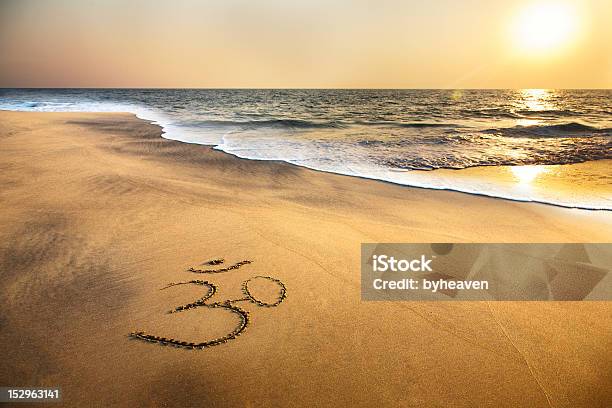 Omsymbol Auf Den Strand Stockfoto und mehr Bilder von Om-Symbol - Om-Symbol, Hinduismus, Religion