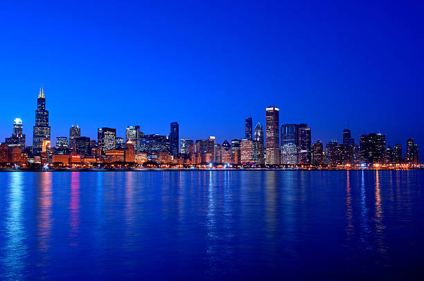 vista de los edificios de chicago en la noche - chicago at night fotografías e imágenes de stock