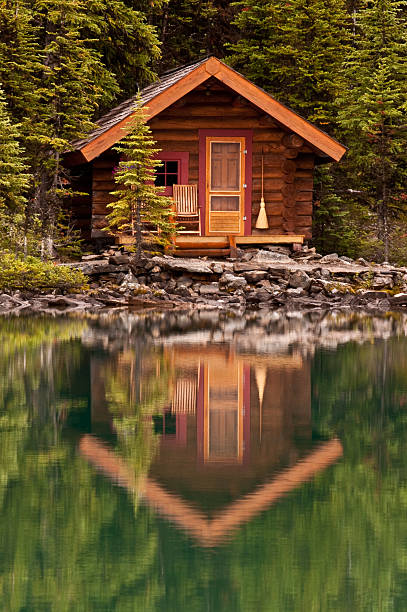 Mountain Cabin in Reflection Cabin along the edge of Lake O'hara in Yoho National Park, British Columbia, Canada yoho national park photos stock pictures, royalty-free photos & images