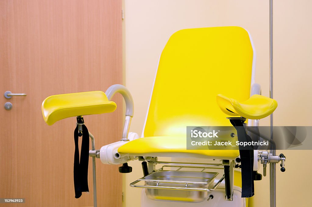 Gynecological 椅子 - ドアのロイヤリティフリーストックフォト