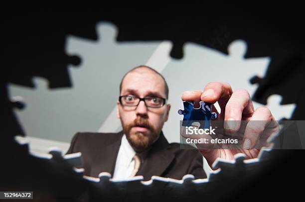 Geschäftsmann Holding Last Piece Of The Puzzle Stockfoto und mehr Bilder von Abwesenheit - Abwesenheit, Anzug, Beenden
