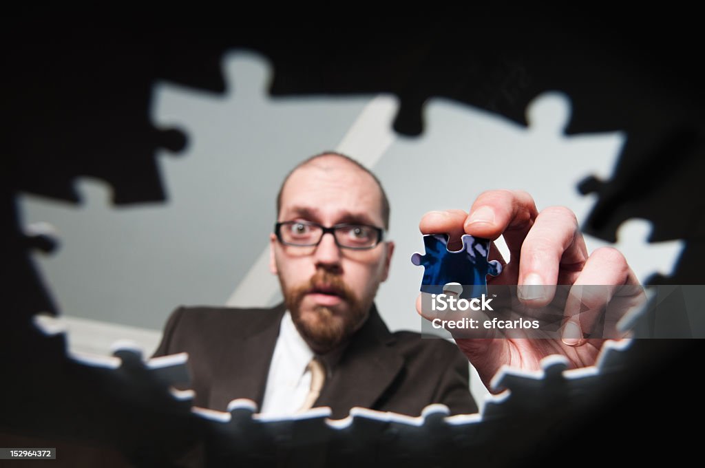 Homme d'affaires tenant la Dernière pièce du puzzle - Photo de Aboutissement libre de droits