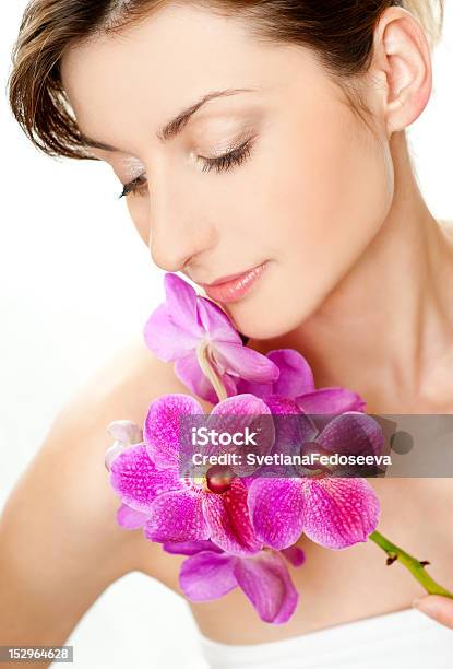 Donna Con Orchidea - Fotografie stock e altre immagini di Adolescenza - Adolescenza, Adulto, Annusare