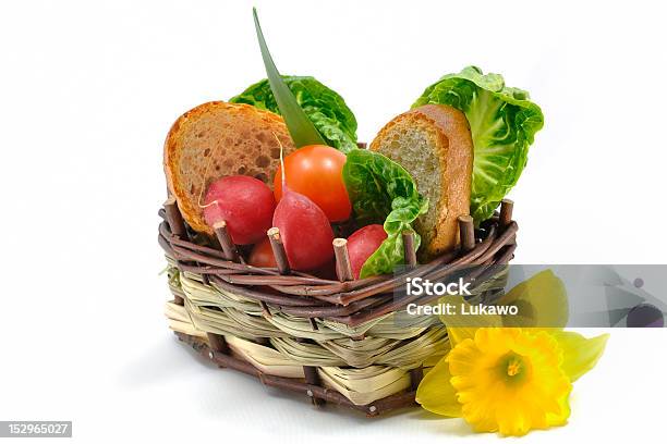 Cestino Di Verdure Primavera - Fotografie stock e altre immagini di Alimentazione sana - Alimentazione sana, Antiossidante, Baguette
