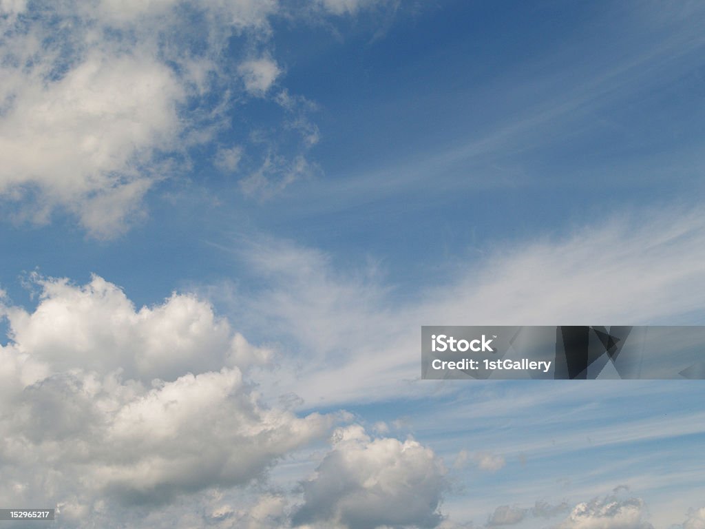 Interesante cielo azul con nubes - Foto de stock de Aire libre libre de derechos