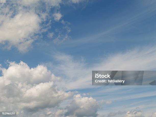 Интересные Blue Sky With Clouds — стоковые фотографии и другие картинки Без людей - Без людей, Белый, Горизонтальный