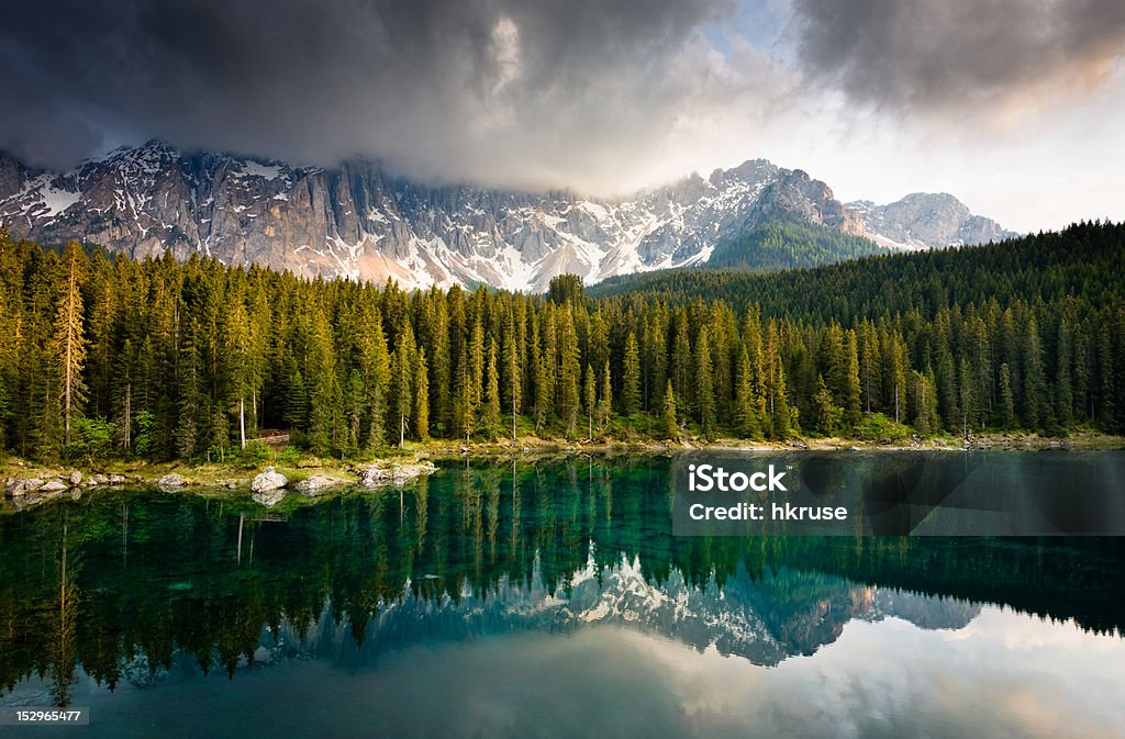 Karersee (Lago di Carezza) na luz da tarde - Foto de stock de Céu Dramático royalty-free