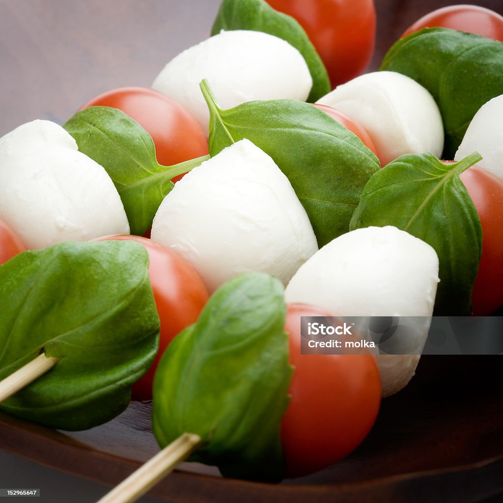 Моцарелла с помидорами и базиликом - Стоковые фото Антипасто роялти-фри