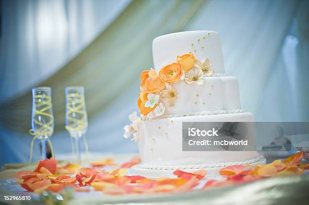Bolo De Casamento - Fotografias de stock e mais imagens de Bolo de Casamento - Bolo de Casamento, Flute de Champanhe, Arranjo de flores