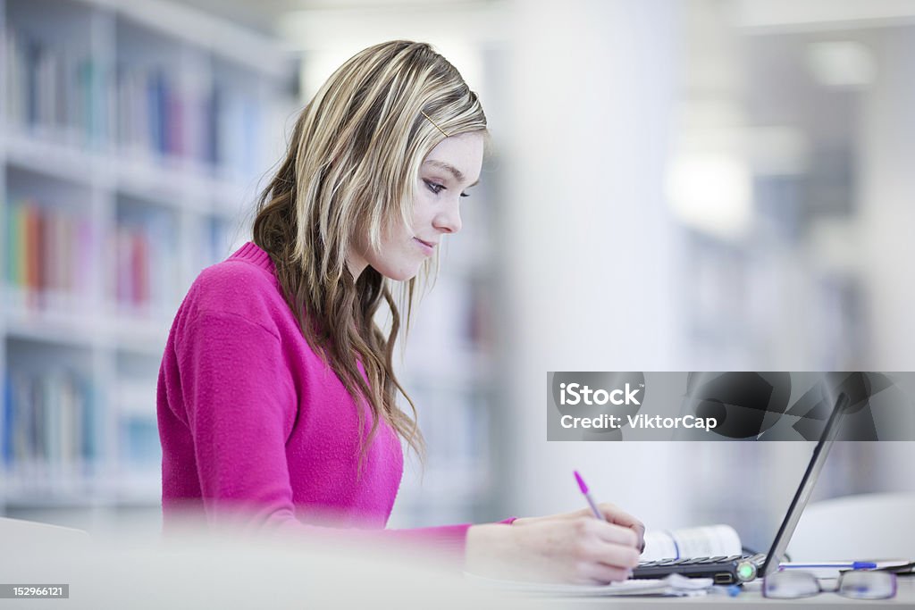 Muy Femenino universitario, estudiante de trabajo en la biblioteca - Foto de stock de Animal libre de derechos