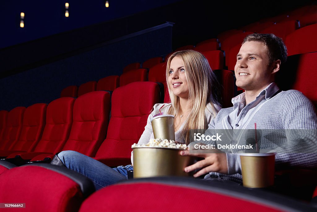 Мужчина и женщина, расслабиться в кинотеатр - Стоковые фото 20-24 года роялти-фри